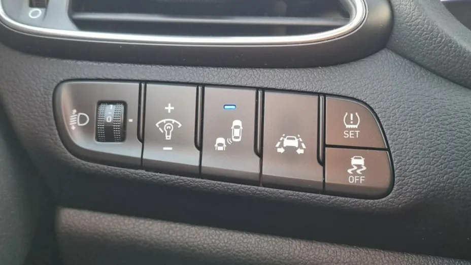 HYUNDAI i30 -