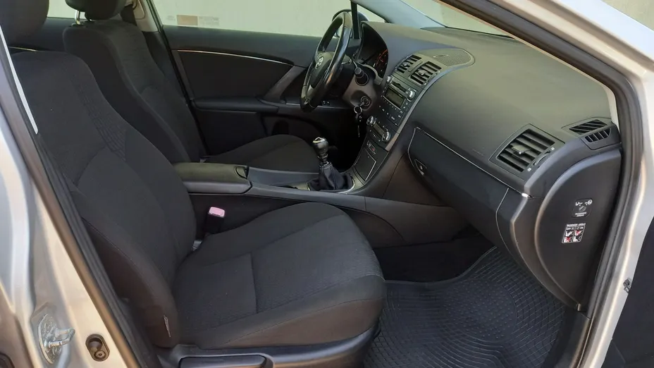 TOYOTA Avensis -