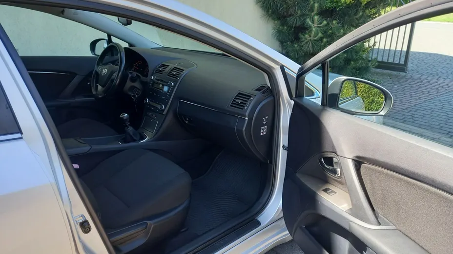 TOYOTA Avensis -