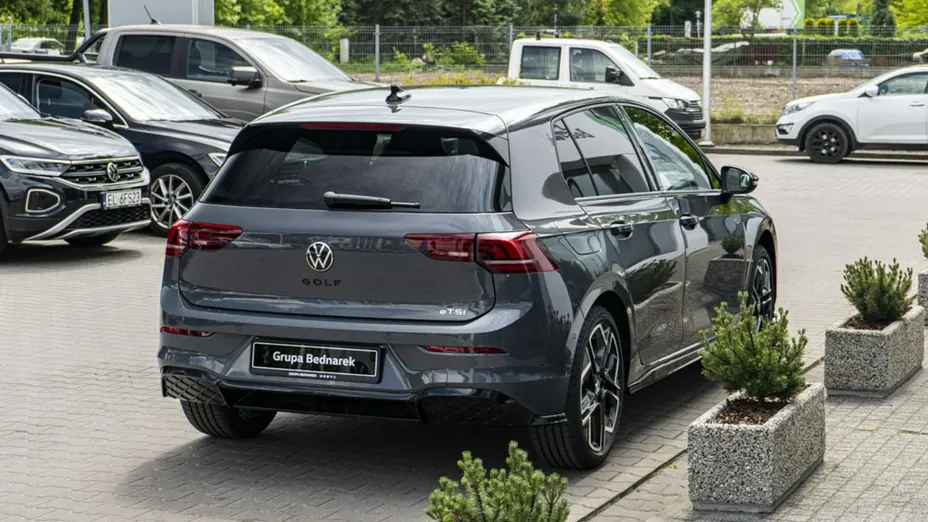 VOLKSWAGEN Golf -