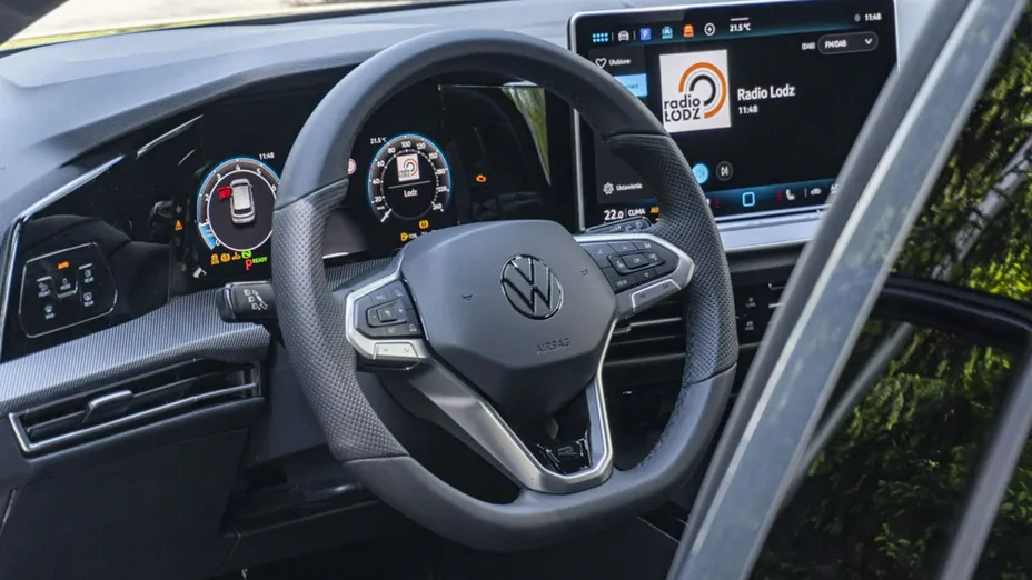 VOLKSWAGEN Golf -