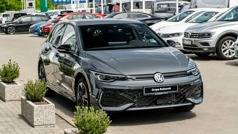 VOLKSWAGEN Golf -