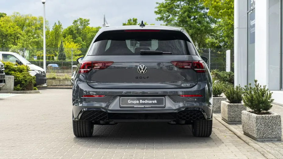 VOLKSWAGEN Golf -