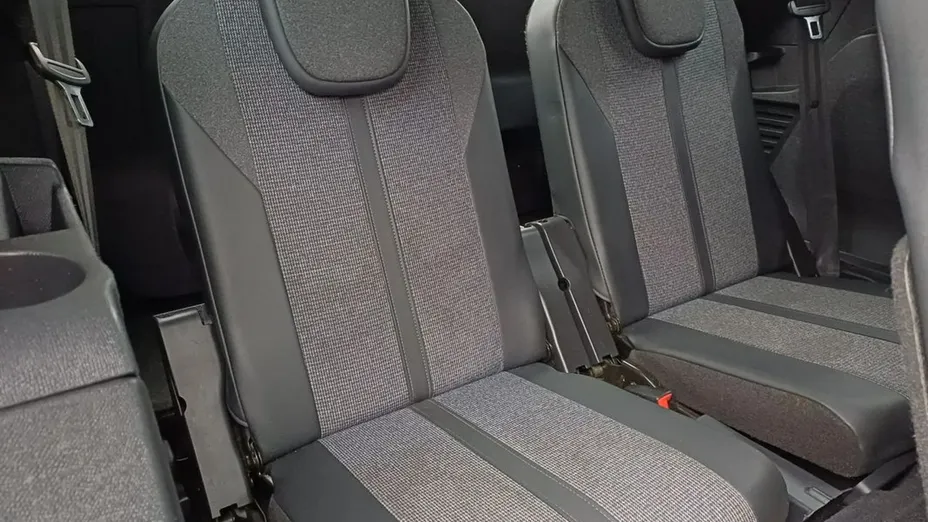 PEUGEOT 5008 -