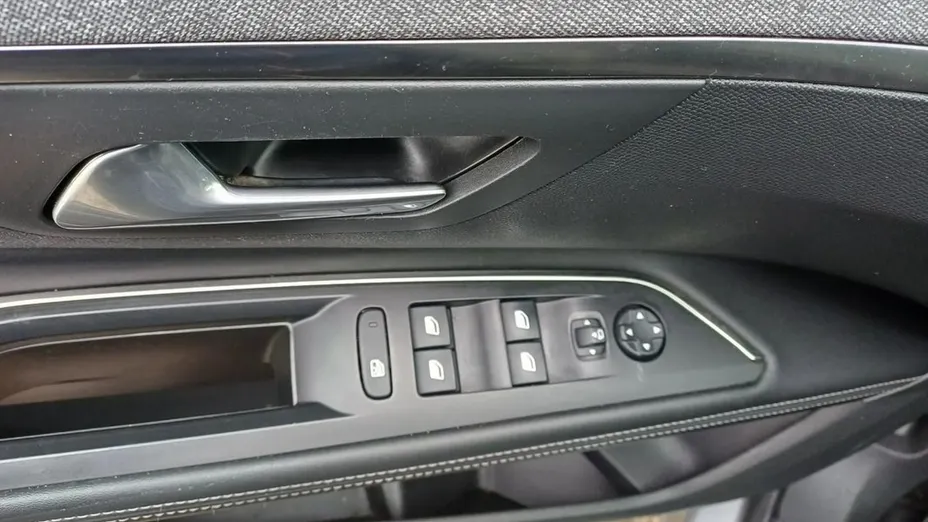 PEUGEOT 5008 -