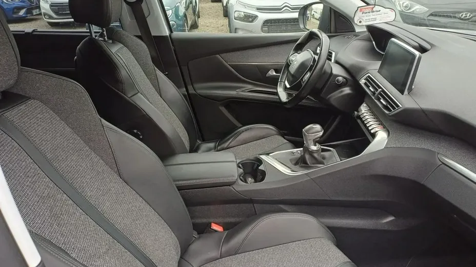 PEUGEOT 5008 -