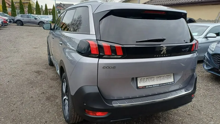 PEUGEOT 5008 -