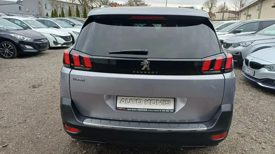 PEUGEOT 5008 -