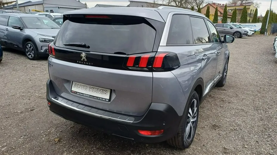 PEUGEOT 5008 -
