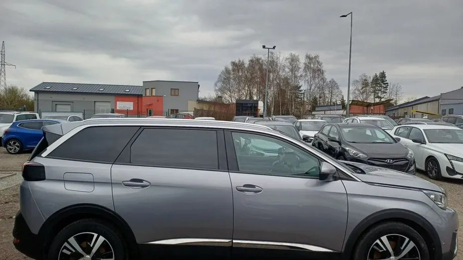 PEUGEOT 5008 -