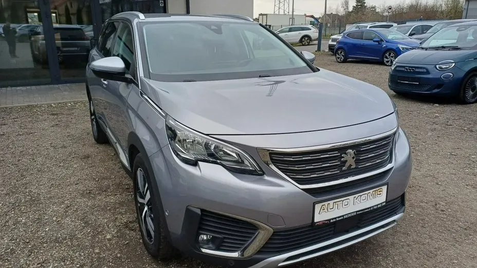PEUGEOT 5008 -