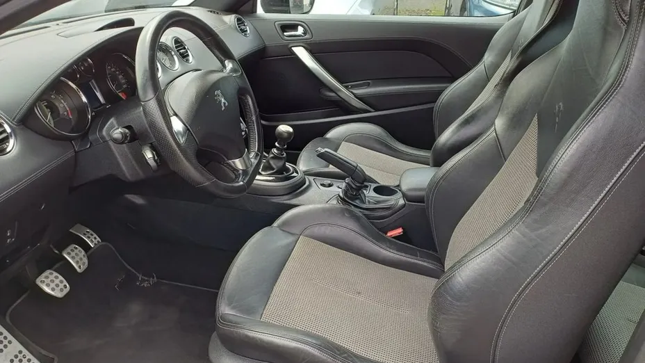 PEUGEOT RCZ -