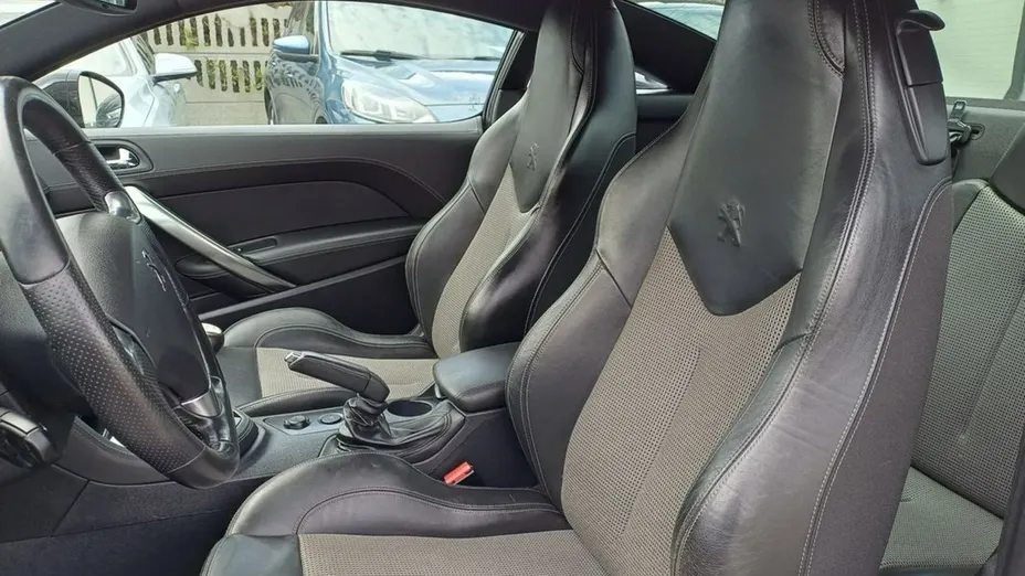 PEUGEOT RCZ -