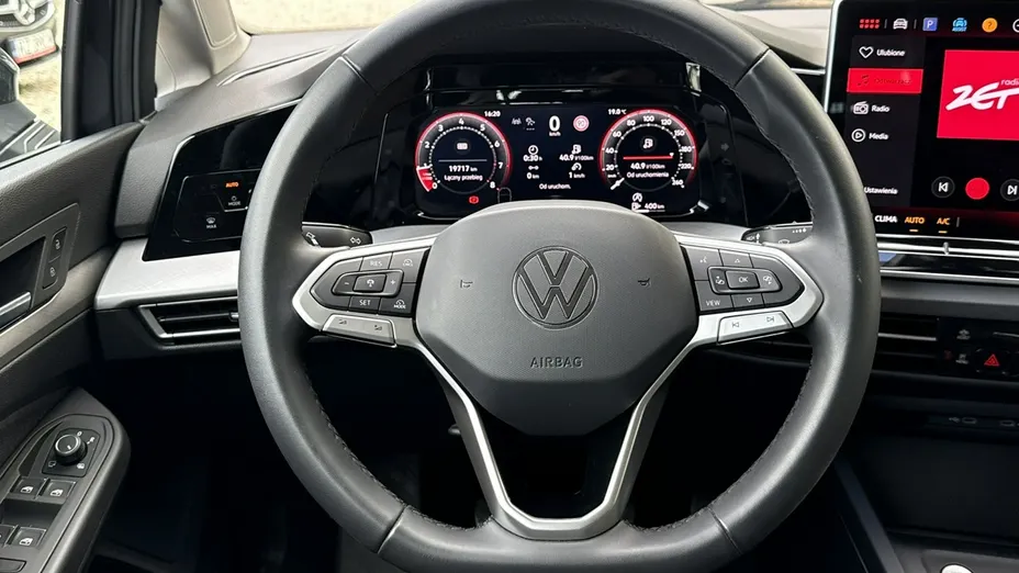 VOLKSWAGEN Golf -