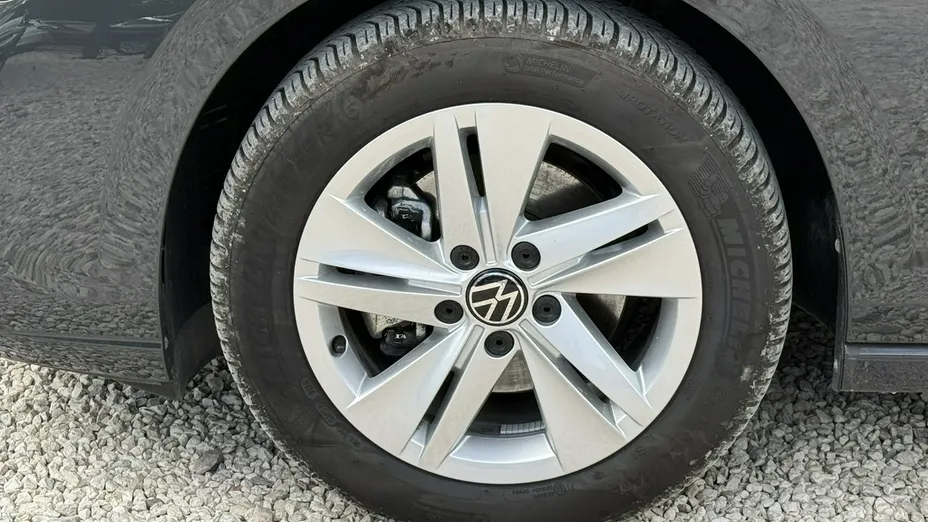 VOLKSWAGEN Golf -
