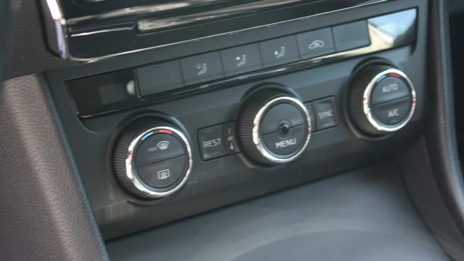 SKODA Superb -