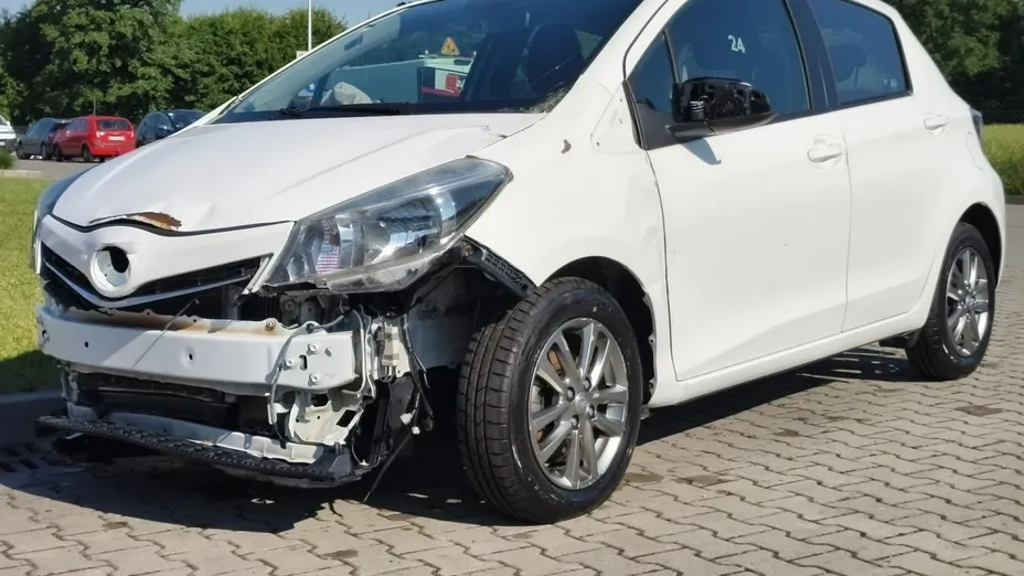 TOYOTA Yaris -