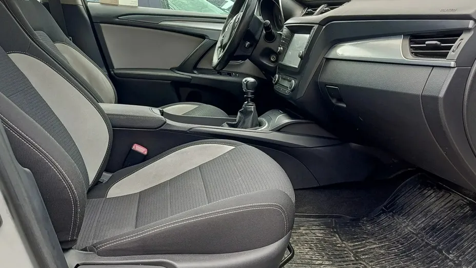 TOYOTA Avensis -
