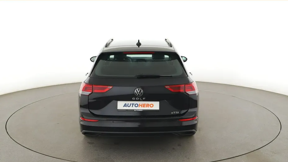 VOLKSWAGEN Golf -