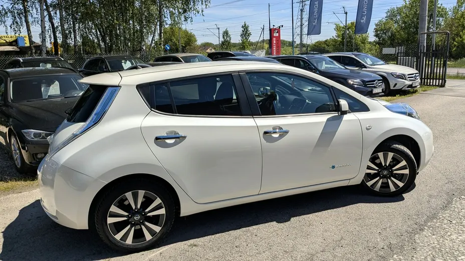 NISSAN Leaf -