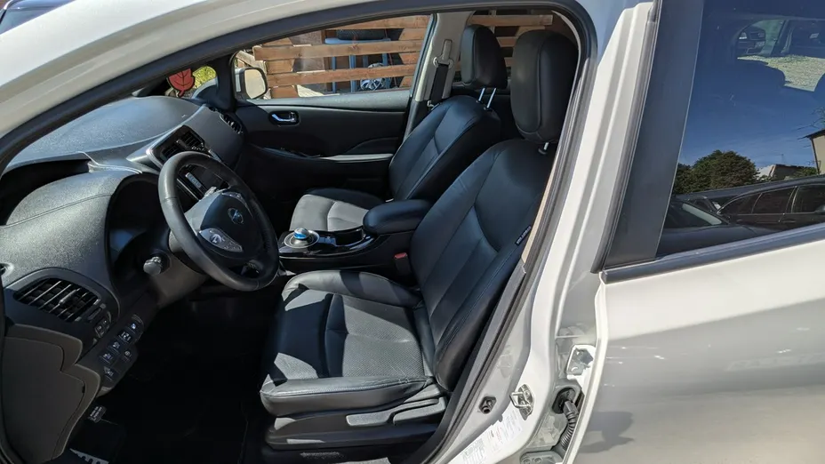 NISSAN Leaf -