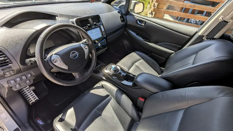 NISSAN Leaf -