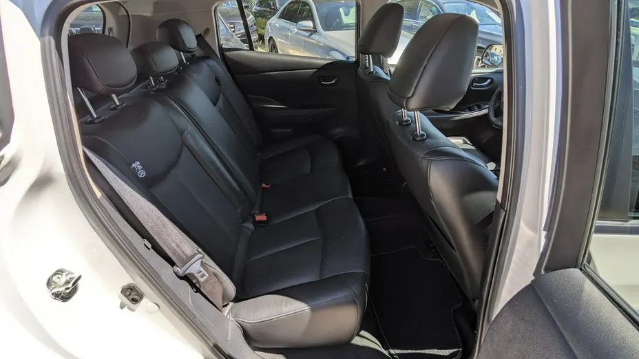 NISSAN Leaf -