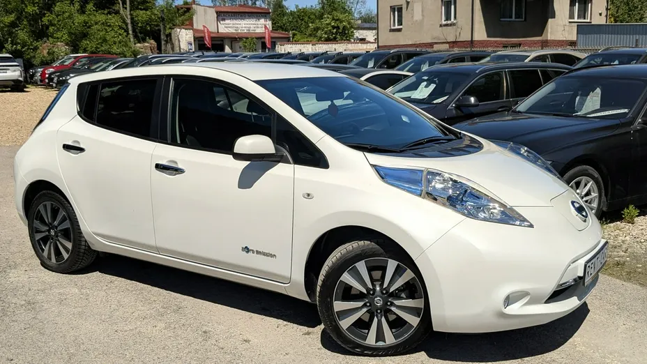 NISSAN Leaf -