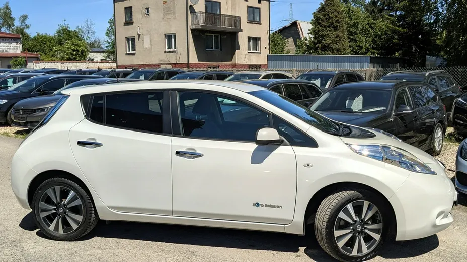 NISSAN Leaf -