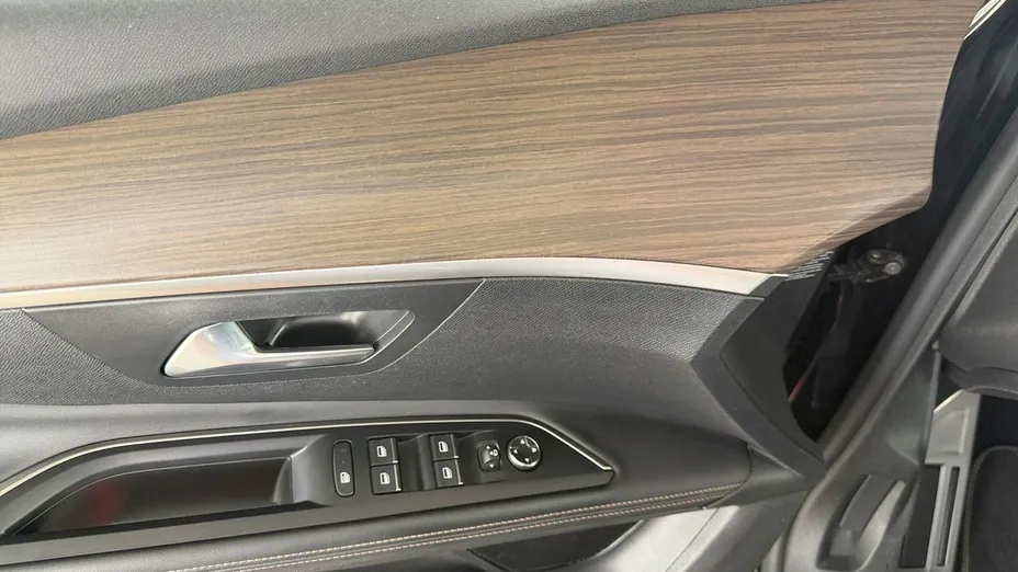 PEUGEOT 5008 -