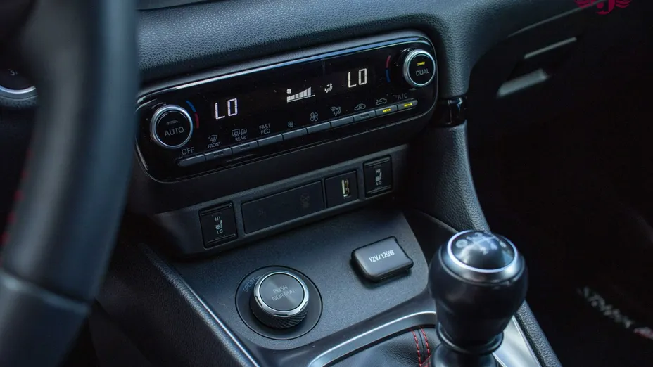 TOYOTA Yaris -