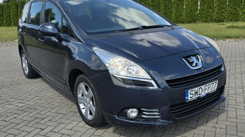 PEUGEOT 5008 -