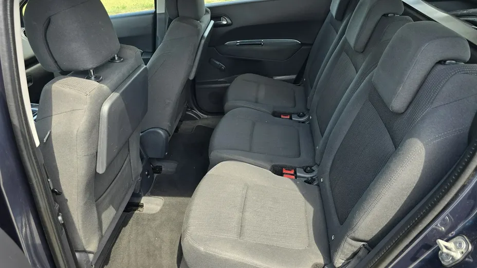 PEUGEOT 5008 -
