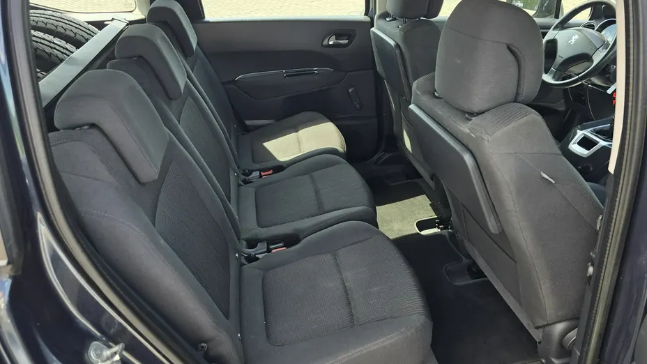 PEUGEOT 5008 -
