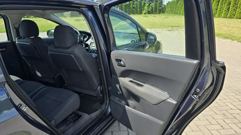 PEUGEOT 5008 -