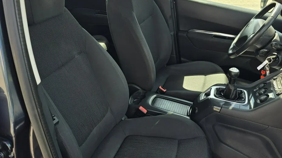 PEUGEOT 5008 -
