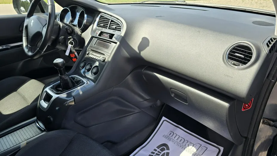 PEUGEOT 5008 -