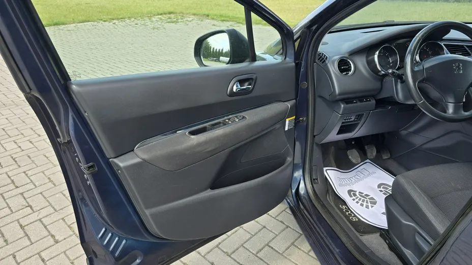 PEUGEOT 5008 -
