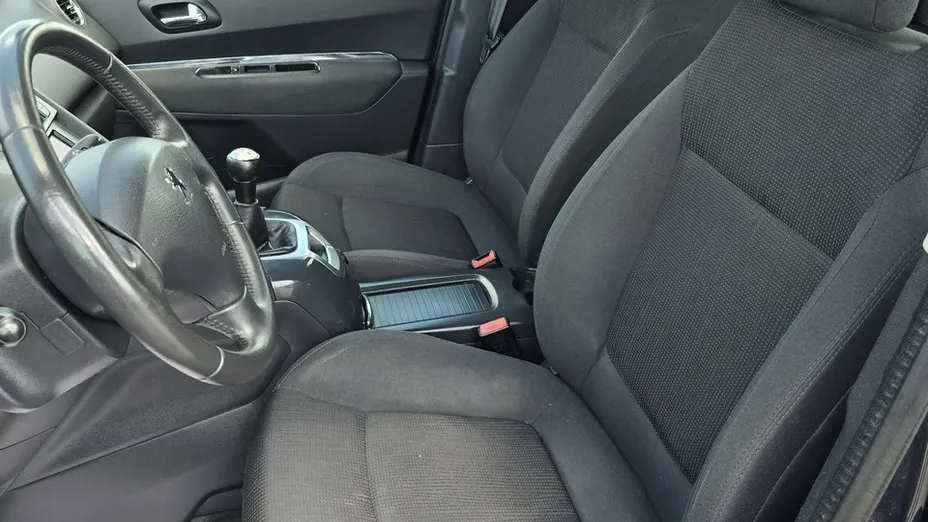 PEUGEOT 5008 -
