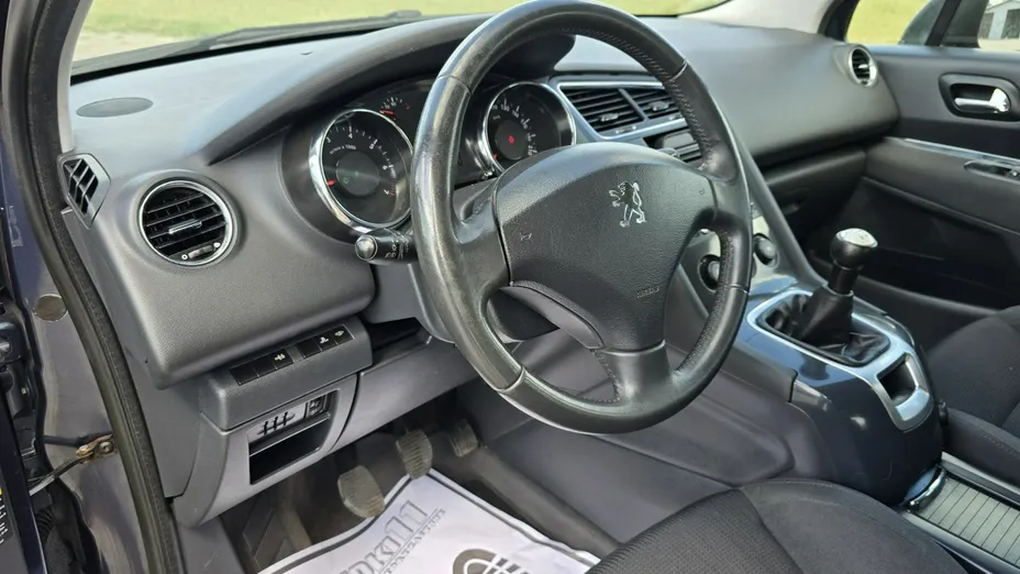 PEUGEOT 5008 -