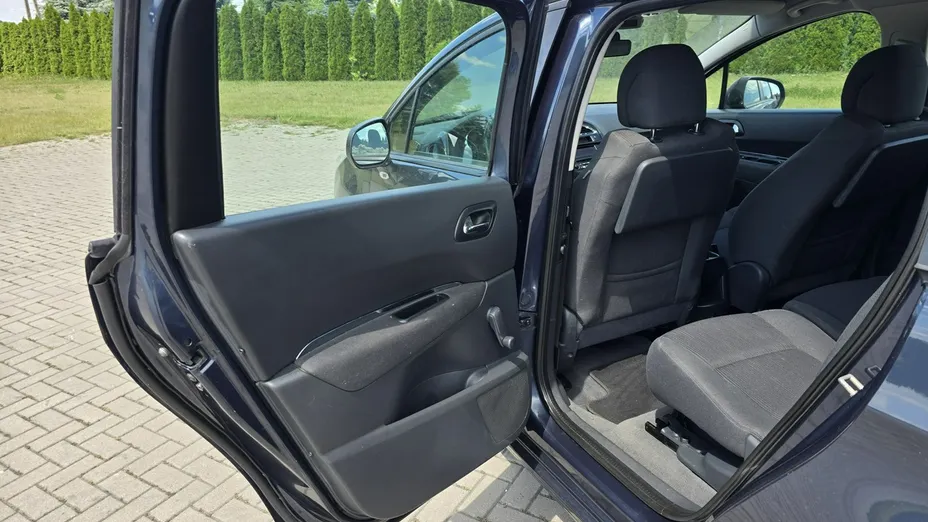 PEUGEOT 5008 -