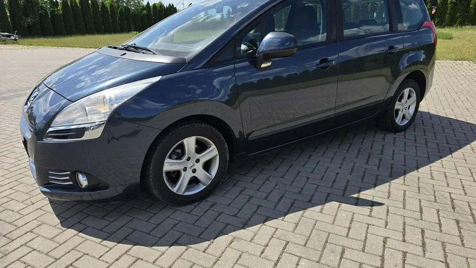PEUGEOT 5008 -