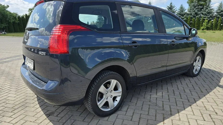 PEUGEOT 5008 -