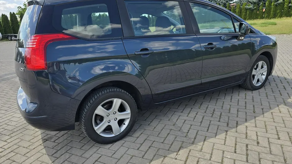 PEUGEOT 5008 -