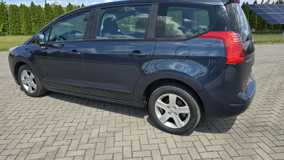 PEUGEOT 5008 -