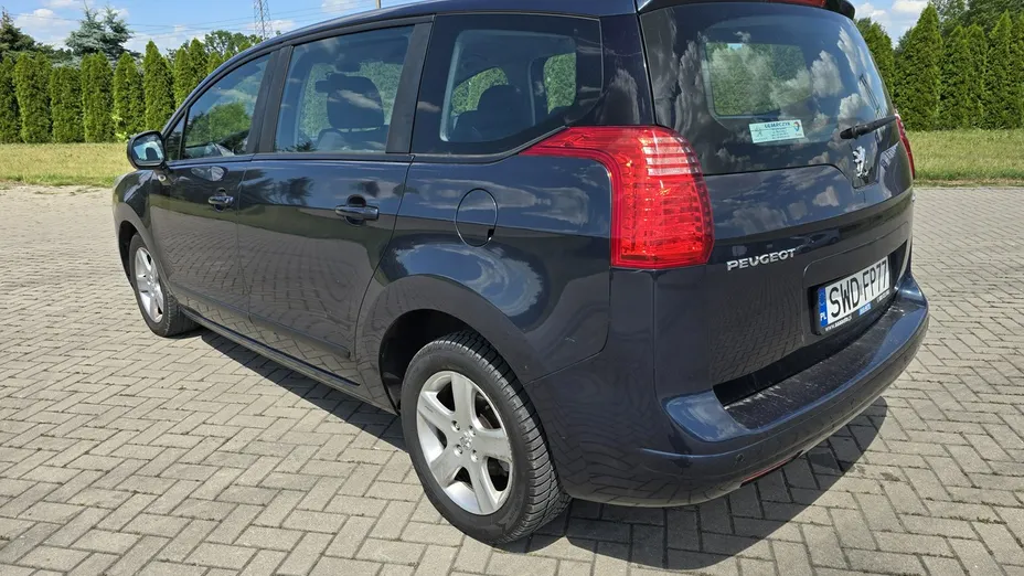 PEUGEOT 5008 -