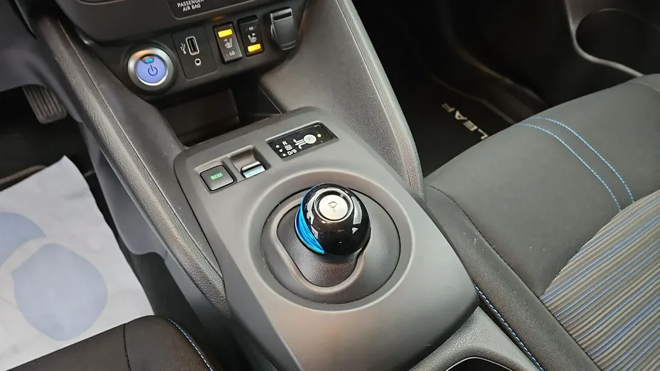 NISSAN Leaf -