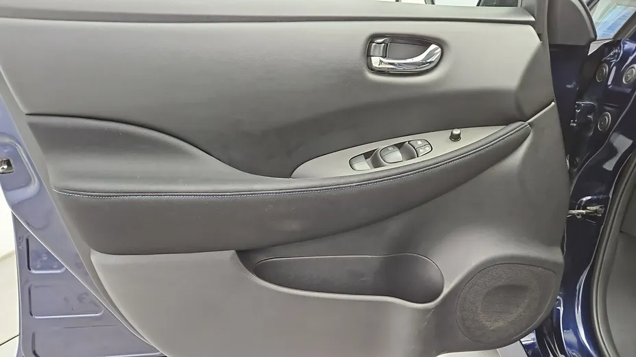 NISSAN Leaf -