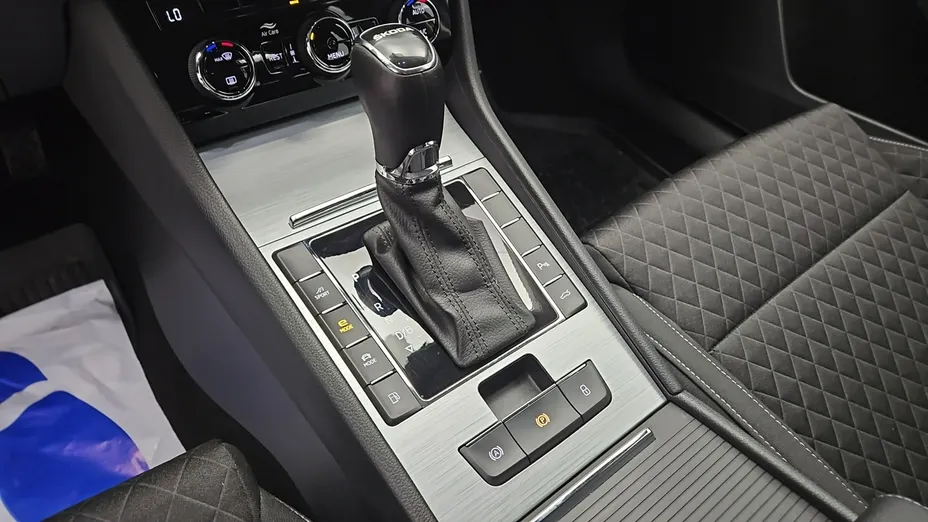 SKODA Superb -
