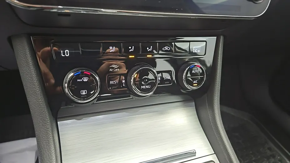 SKODA Superb -